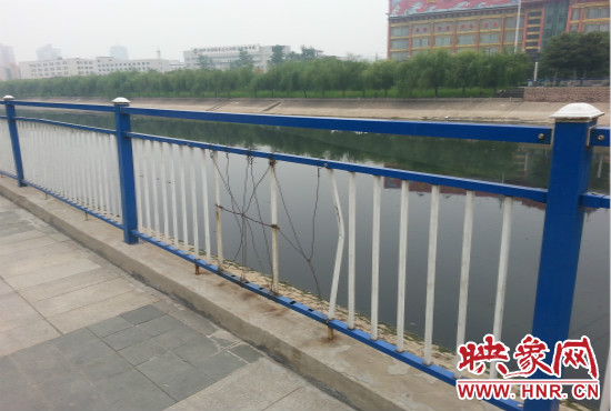 公園內(nèi)多個(gè)護(hù)欄中間的鋼筋條不翼而飛，僅僅是用幾根細(xì)細(xì)鐵絲纏住。