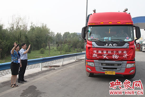 運送救災(zāi)物質(zhì)的貨車出發(fā),奔赴災(zāi)區(qū)。