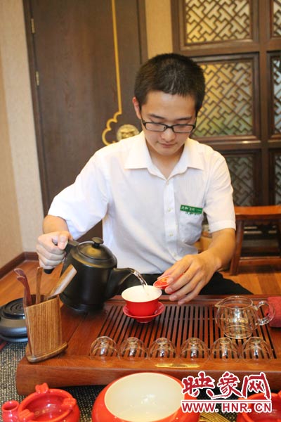 1、水壺里的水煮沸，李克勤把茶葉放進(jìn)茶荷里，準(zhǔn)備溫杯沖茶