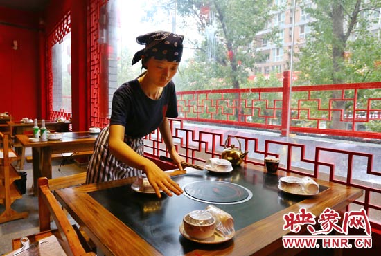 18歲女孩火鍋店打工掙學(xué)費