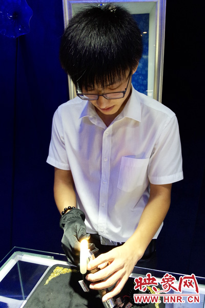 方雷正在學(xué)習(xí)翡翠方面的知識(shí) 方雷正在學(xué)習(xí)翡翠方面的知識(shí)