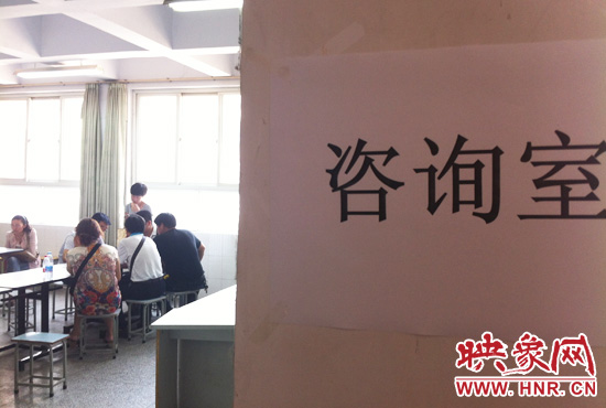 在金水區(qū)教體局設(shè)立的“復(fù)議”現(xiàn)場，家長們提出了各式各樣的問題。