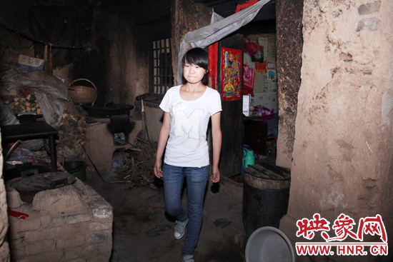 離大學(xué)校門(mén),只有“一步之遙”的孩子。