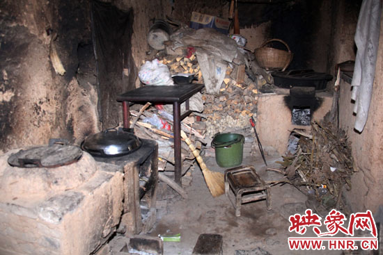 李娜家做飯的地方,就在土坯房的門(mén)口,夏天屋里跟燒炕一樣。