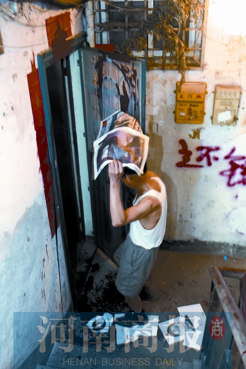 張先生家的大門和門前的地上，都被潑了紅油漆