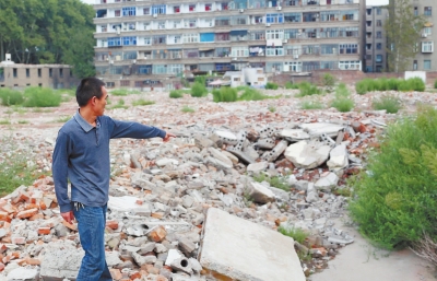 寧寧的父親說(shuō)：女兒就是在這兒被打的。