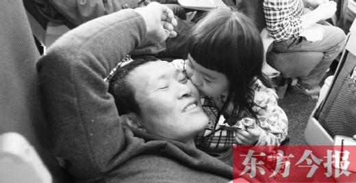 女兒嘟嘟不時(shí)的親吻是他最好的“鎮(zhèn)痛藥”。