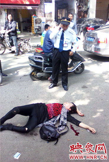 一名老年人當場昏迷。