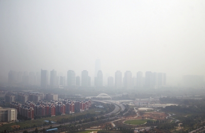 玉米秸稈煙淹了“大玉米”10月7日，霧霾籠罩下的鄭東新區(qū)CBD。