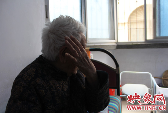 說(shuō)起敬老院要搬遷,老太太忍不住流眼淚。