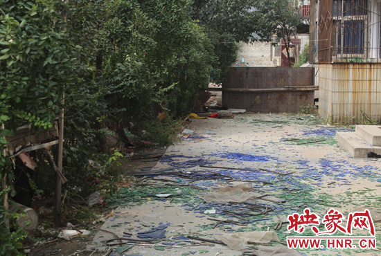 社區(qū)內(nèi)已是狼藉一片。
