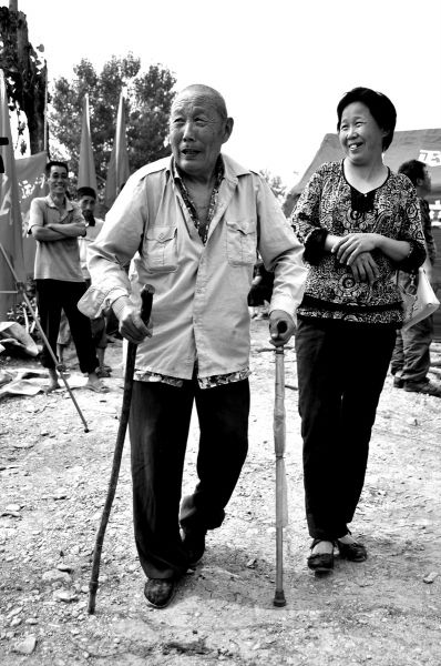 2011年6月26日，何兆勝在三女兒的陪伴下漫步在搬遷現(xiàn)場(chǎng)。