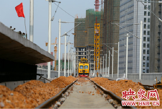 工程車在鋪好的軌道上忙碌不停。