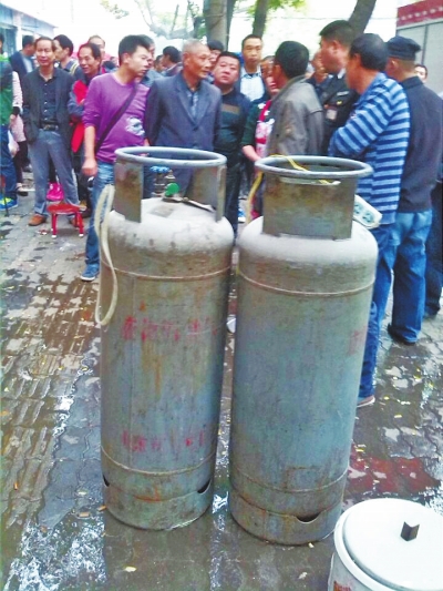 這兩個(gè)大塊頭沒事，眾人懸著的心平靜下來。