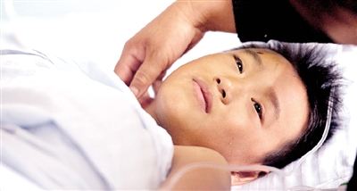 “好疼”，麻藥的效力過了，張?zhí)鞓贩浅Ｍ纯嗟珡?qiáng)忍著。