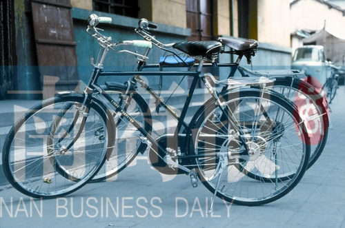 自行車是那時(shí)最時(shí)髦的交通工具，路邊清一色是“飛鴿牌”