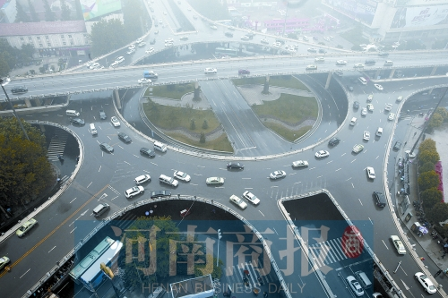 紫荊山立交橋，如今是許多人上下班的必經(jīng)之路