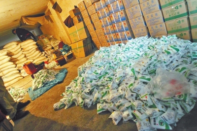 大袋的飼料添加劑氯化鈉經(jīng)過仿冒加工，就變成了小袋的食用碘鹽。