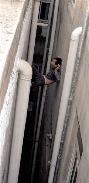 就在民警緊急施救時(shí)，他從兩樓之間摔下。