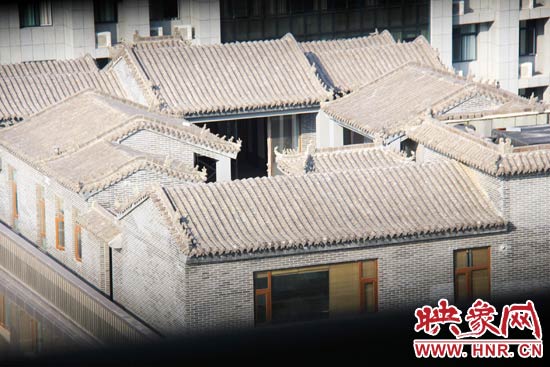 這座建筑里面的裝修奢華考究，門窗和吊頂均為紅木。