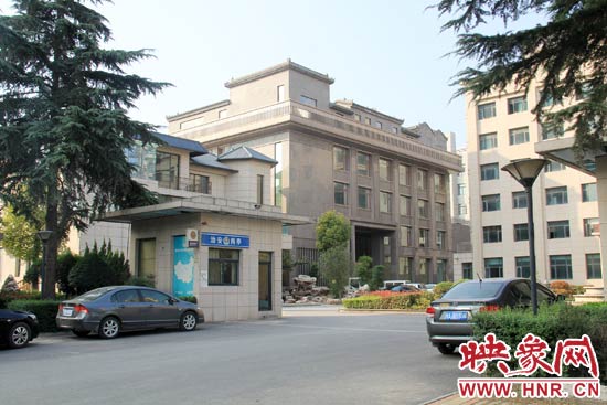 據(jù)這座建筑的一名工作人員稱，整座建筑為海龍集團所有，房屋建成之后用作公司紅木家具展示。