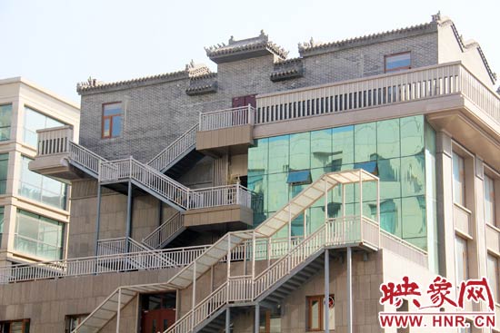 這座建筑的背面，已建好步梯。