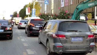 中原路華山路口，花壇擋了進(jìn)入地下商場的車流