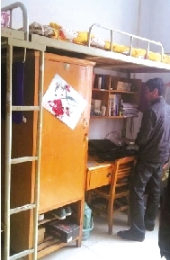 家人拍攝的孫慧博宿舍高低床照片。