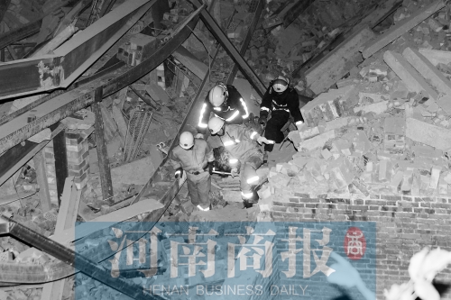 昨晚8點(diǎn)30分，消防員從廢墟中救出一名被埋者