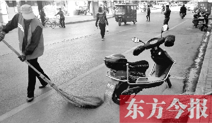 昨日，鄭州市中州大道上，穿梭于車流中上崗的環(huán)衛(wèi)工