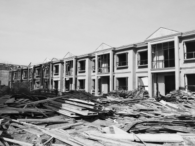 別墅群現(xiàn)場(chǎng)，工人正在施工，部分建筑已經(jīng)封頂。