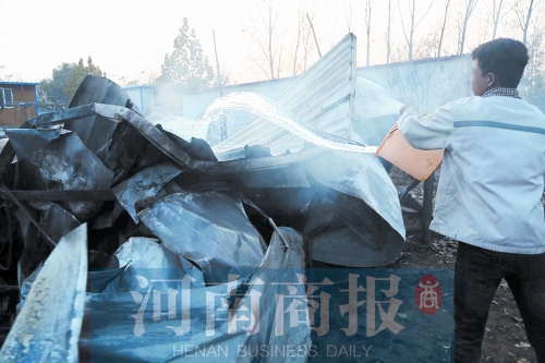 還有零星的火苗沒滅，有人在拿水澆