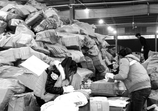 “雙十一”過后快遞業(yè)迎來投遞高峰，鄭州一家快遞公司網(wǎng)點(diǎn)內(nèi)，快遞堆積如山，分揀員24小時(shí)不間斷工作