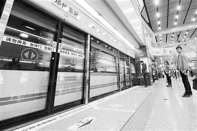 地鐵站內(nèi)電梯、車門處均貼有安全提示標(biāo)識(shí)。