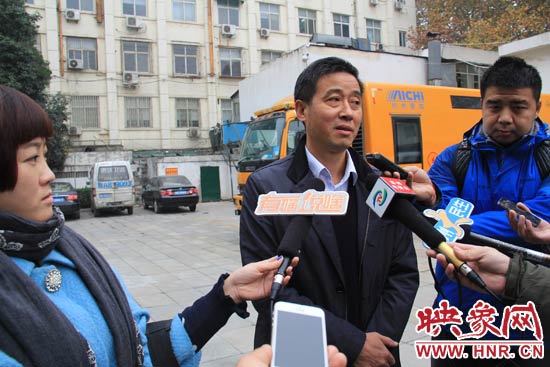 鄭州城市管理局行政執(zhí)法監(jiān)察支隊二大隊副大隊長杜陸水就“河南省人民會堂違法戶外廣告”一事，接受媒體采訪