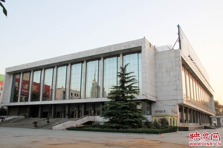 省人民會堂樓頂西側(cè)的廣告牌已經(jīng)全部拆除完畢，現(xiàn)場的施工人員和機(jī)械設(shè)備已經(jīng)全部撤離。