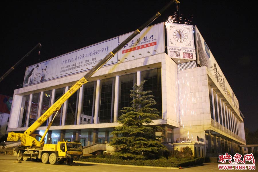 21點(diǎn)50分，切割機(jī)開始對中間最小的一塊牌進(jìn)行切割。頂著“呼呼”的寒風(fēng)，巨大廣告牌上火花四濺。