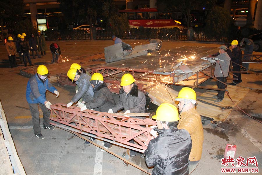 工人們揮動鐵錘，加快拆除進(jìn)度。