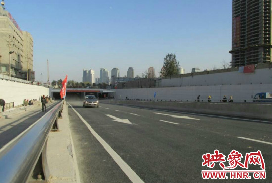 紅專路下穿中州大道隧道工程西起紅專路與姚寨路交叉口，東至紅專路與龍湖外環(huán)路交叉口。