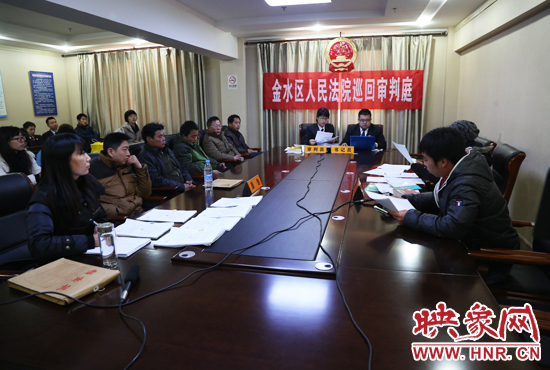 12月2日上午9點，鄭州市金水區(qū)法院將法庭搬到了經(jīng)八路辦事處，并案審理了這6起勞務(wù)糾紛案件。