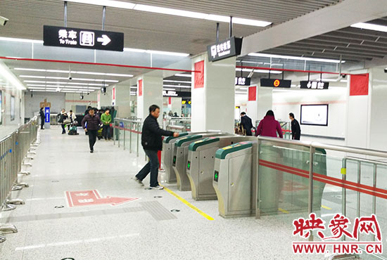 進站處也沒有工作人員。