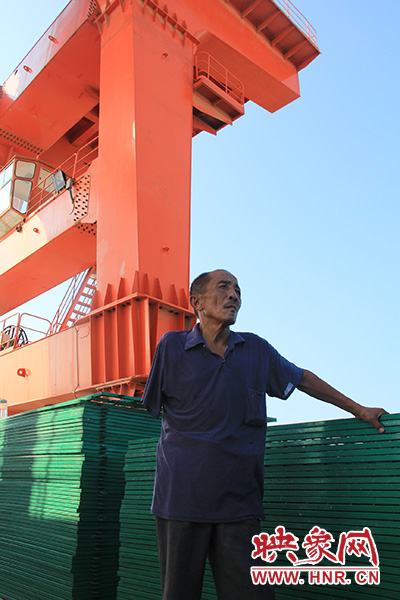 2014年7月31日，淅川縣九重鎮(zhèn)陶岔村獨(dú)臂護(hù)水員李進(jìn)群在淅川渠首。