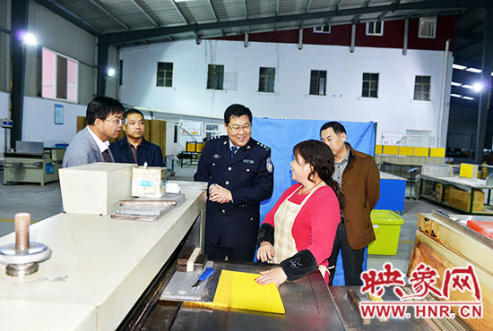 政委陳兆甲深入企業(yè)走訪，了解企業(yè)生產(chǎn)及周邊治安狀況。