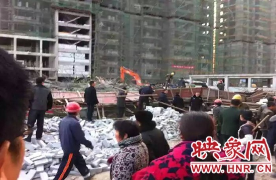 圖為事故現(xiàn)場情況，當(dāng)?shù)厝罕姽﹫D。