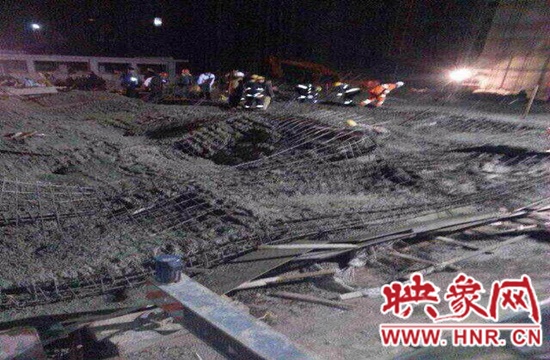 圖為事故現(xiàn)場情況，當(dāng)?shù)厝罕姽﹫D。