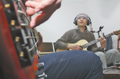 抱著吉他撥弄琴弦，子芙唱著自己的音樂。