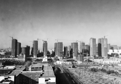 在鄭州市同一地點拍攝的照片，下為1月1日晴朗天氣，上為1月5日霧霾天氣。（拼接圖片）