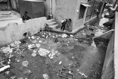 污水溝成了附近的孩子們放學(xué)后逗留的場(chǎng)所，十分令人擔(dān)憂。