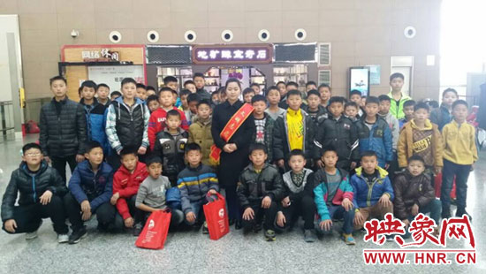 在沒有家長的陪同下，這些孩子將獨自踏上回家的路。