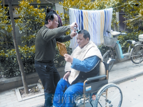 2011年8月18日，老鄰居給高新海剪發(fā)